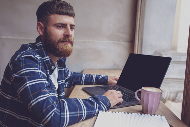 A fiatalember beszélgető keresztül net-könyv, munka szünetben a kávézóban - Fotó, kép
