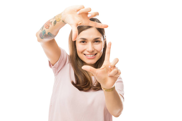Όμορφα Γυναικεία κάνοντας χέρι καρέ σαν σκηνοθέτης σε άσπρο φόντο - Φωτογραφία, εικόνα