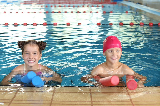 Małe dzieci z pływania makaron w kryty basen - Zdjęcie, obraz