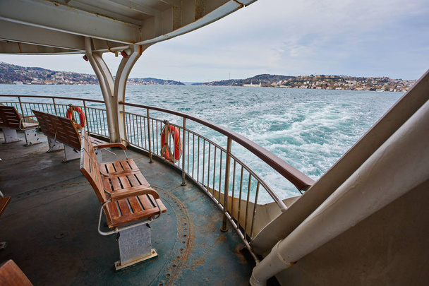 Bosphorus cruise na trajektu, prázdné obchody s výhledem na záliv - Fotografie, Obrázek