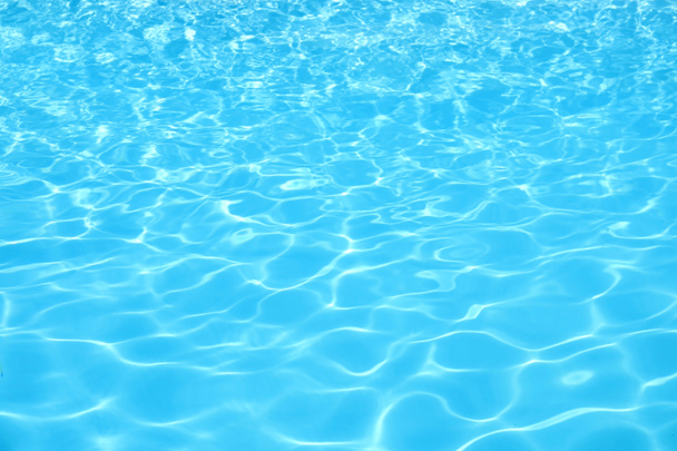 Piscina con agua azul limpia, primer plano
 - Foto, imagen