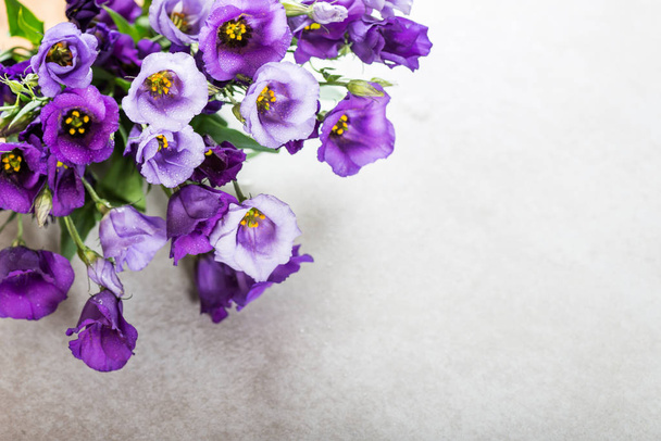 Mooi boeket van paarse Eustoma bloemen, Lisianthus, lichte achtergrond - Foto, afbeelding