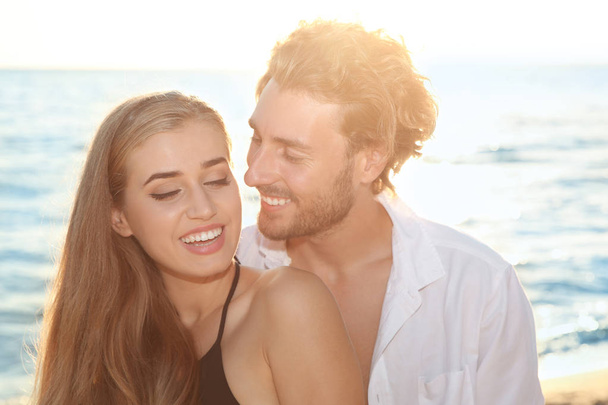 Romántica pareja joven en ropa de playa pasar tiempo juntos en la orilla del mar
 - Foto, Imagen