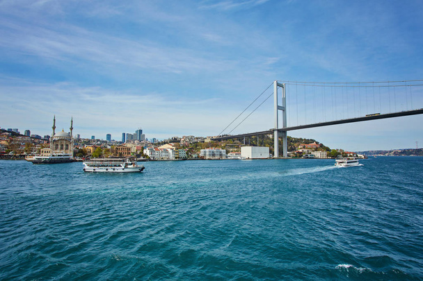 Ortakoy moskee en Bosporus brug, Istanbul, Turkije - Foto, afbeelding