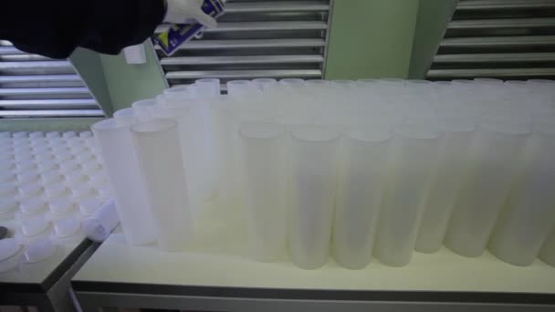 Wasserfilter aus weißem Kunststoff werden vom Bediener im Labor aufgesprüht. - Filmmaterial, Video