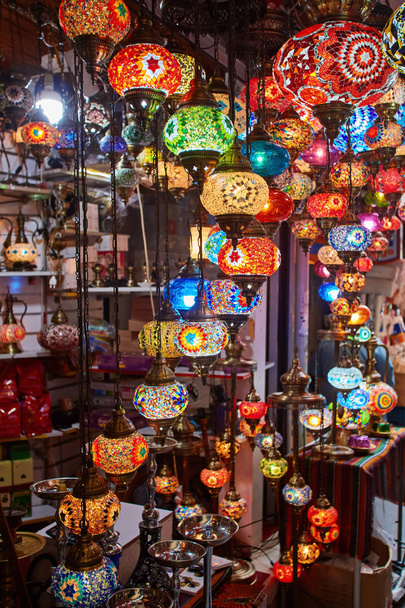 Türkische Deko-Lampen zum Verkauf auf dem Großen Basar in Istanbul, Türkei - Foto, Bild