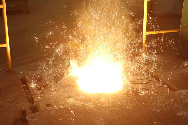 Olvadt fém indukciós kemencében a casting vas gyártásban - Fotó, kép