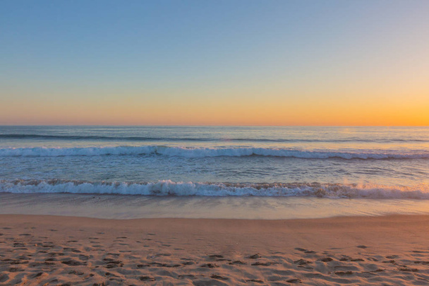 Sonnenuntergang über Ozeanwellen und Strand, in Santa Monica, los angeles, USA - Foto, Bild
