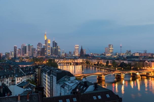 De skyline van de stad Frankfurt am Main's nachts, Frankfurt, Duitsland. - Foto, afbeelding