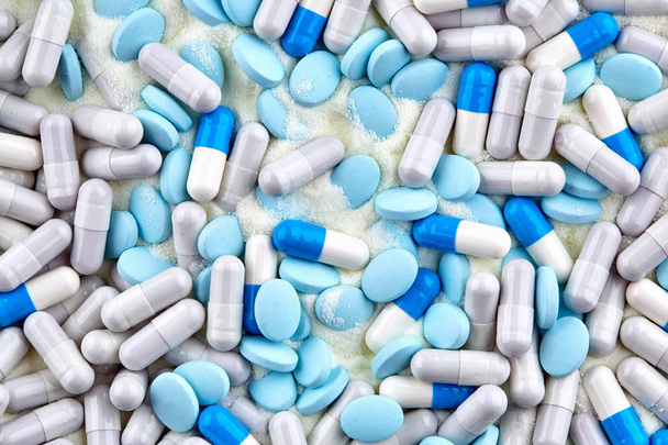 Muchas cápsulas y tabletas azules. Varias píldoras
. - Foto, Imagen