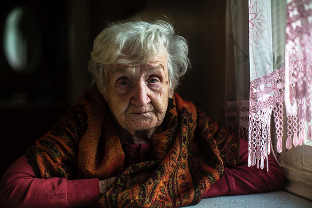 Porträt einer älteren Frau in ihrem Haus - Foto, Bild