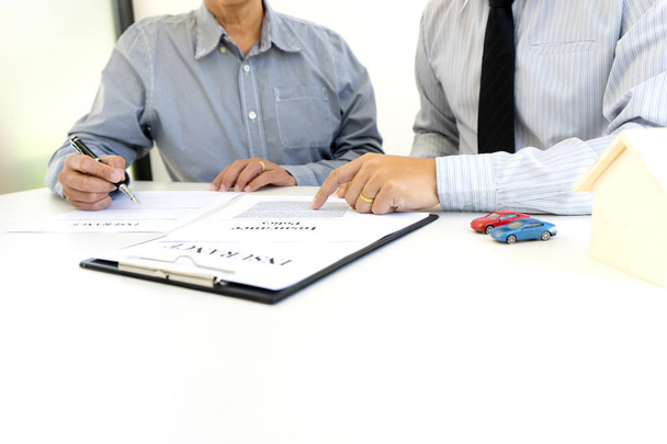 Zakenman overeenkomst te ondertekenen voor contract voor nieuwe woning kopen of huren - Foto, afbeelding