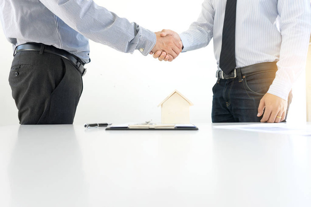 Obraťte se na obchodní muž handshake pro úspěch dohody pojištění auto dům - Fotografie, Obrázek