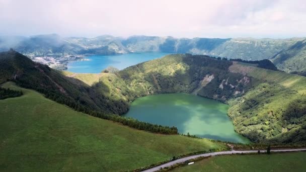 Uçan Boca üzerinden yapmak Inferno (Cehennem ağzı), Lagoa Verde ve Lagoa Azul - San Miguel Adası, Azores, Portekiz Sete Cidades volkanik krater gölleri. - Video, Çekim