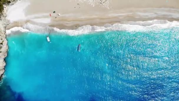 Αεροφωτογραφία του πιτσίλισμα κύματα στη θάλασσα και παραλία. - Πλάνα, βίντεο