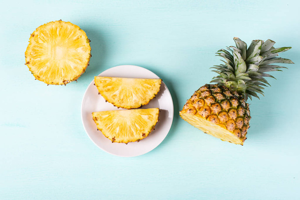 Scheibe Ananas auf grünem Hintergrund, Draufsicht, tropische Früchte - Foto, Bild