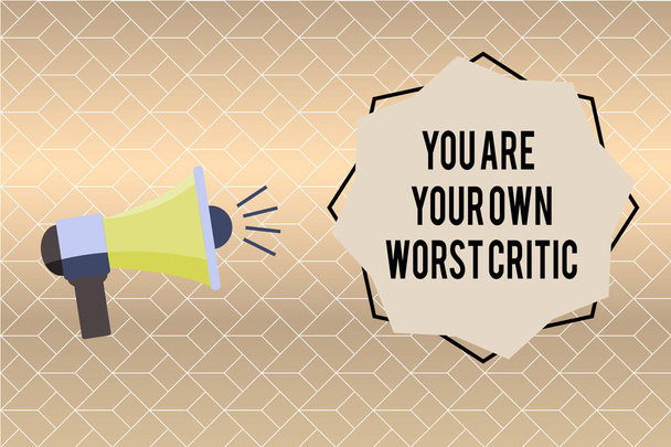 Beim Schreiben von Texten sind Sie Ihr eigener ärgster Kritiker. Konzept bedeutet zu hartes Nein zu positivem Feedback - Foto, Bild