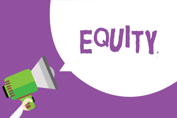 Word pisanie tekstu Equity. Koncepcja biznesowa dla wartości firmy podzielony na równe części własnością udziałowców człowiek trzyma megafon głośnik mowy Bańka wiadomość fioletowe tło. - Zdjęcie, obraz