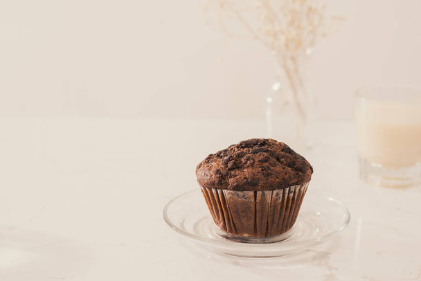 Delicioso muffin de chocolate casero en la mesa. Listo para comer
. - Foto, Imagen