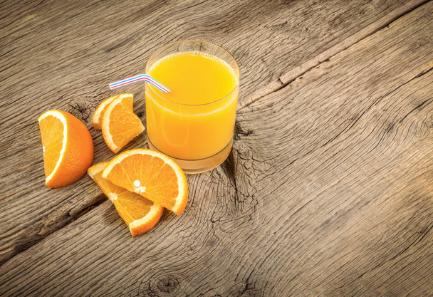 Sinaasappelsap in een glas. Citrusvruchten drankje - Foto, afbeelding