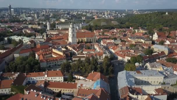 Krásný letecký pohled na staré město Vilnius, hlavní město Litvy. - Záběry, video