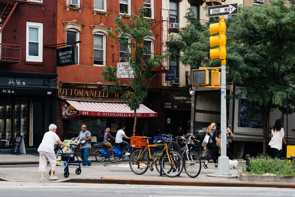 Personnes au croisement de rue à Greenwich Village, NYC
 - Photo, image