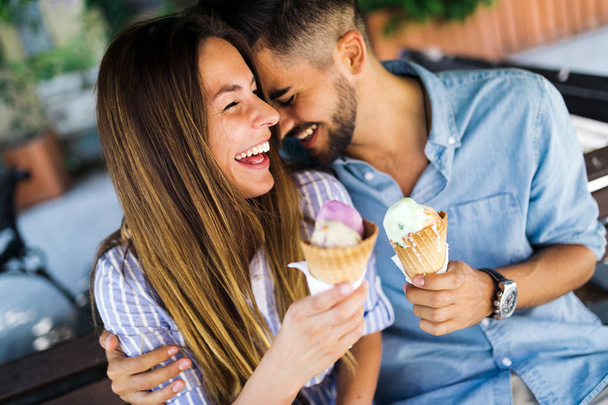 Happy young couple having date and eating ice cream - Fotoğraf, Görsel