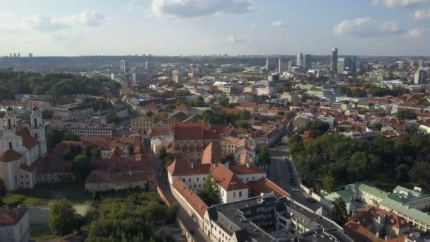 Krásný letecký pohled na staré město Vilnius, hlavní město Litvy. - Záběry, video