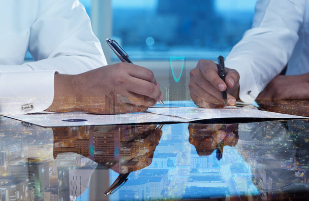 Biznesmeni ręce podpisywanie dokumentów w Riyadh panoramę miasta scape tło multi ekspozycji - Zdjęcie, obraz