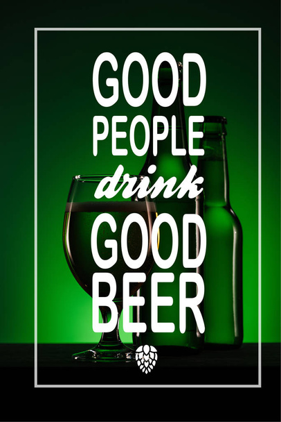 Flaschen und Glas Bier auf dunkelgrünem Hintergrund mit der Inspiration "Gute Leute trinken gutes Bier" - Foto, Bild