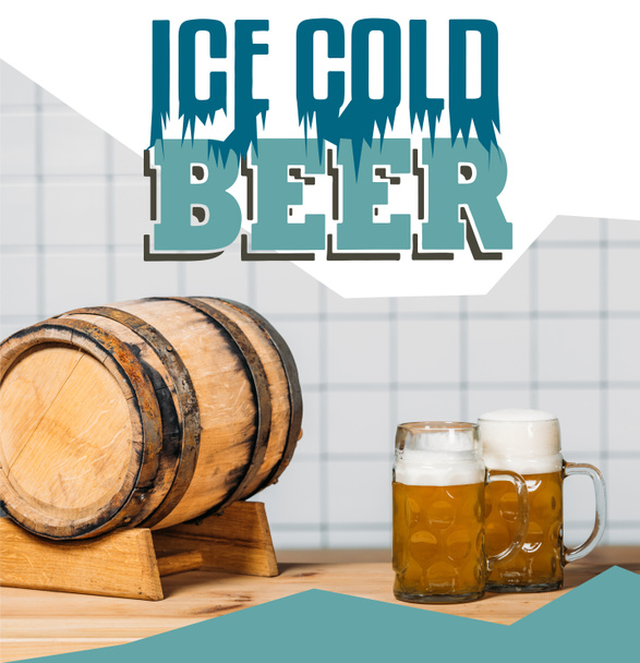 foco seletivo do barril de cerveja e duas canecas com cerveja leve no balcão do bar com letras "cerveja de ouro gelada"
 - Foto, Imagem