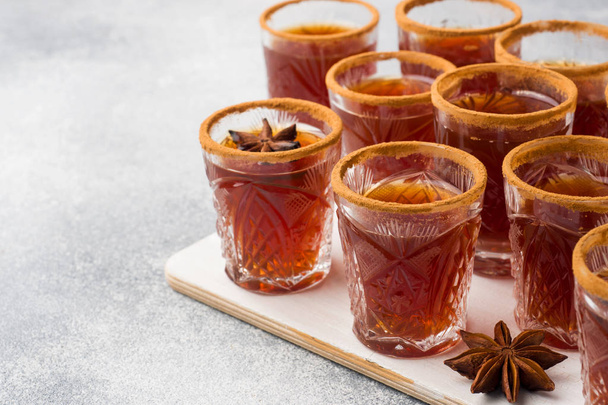 Mulled wine cider in small stacks with cinnamon and anise. The concept of the cocktail bar - Foto, imagen