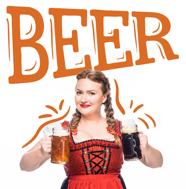 sorridente cameriera oktoberfest in abito tradizionale bavarese che mostra tazze con birra chiara e scura isolata su sfondo bianco con scritte "birra"
 - Foto, immagini