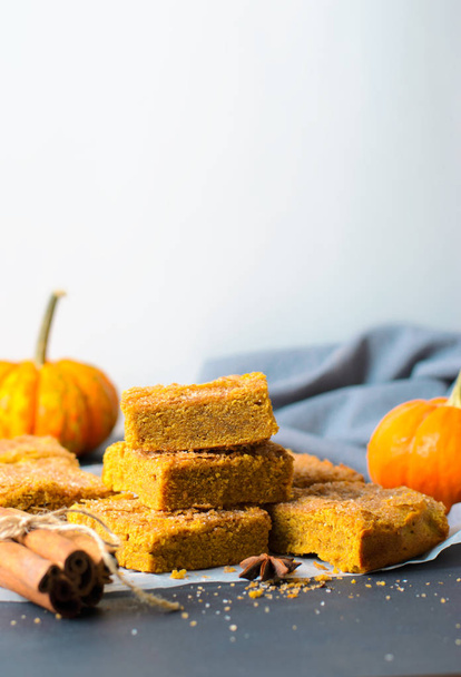 Pumpkin Bars with Cinnamon Sugar Crust, Freshly Baked Spiced Pumpkin Blondies - Fotografie, Obrázek