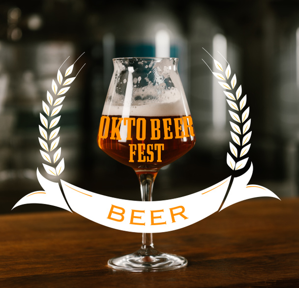 bicchiere di birra fresca fredda deliziosa sul tavolo di legno nel pub con scritta "oktoberfest beer"
 - Foto, immagini