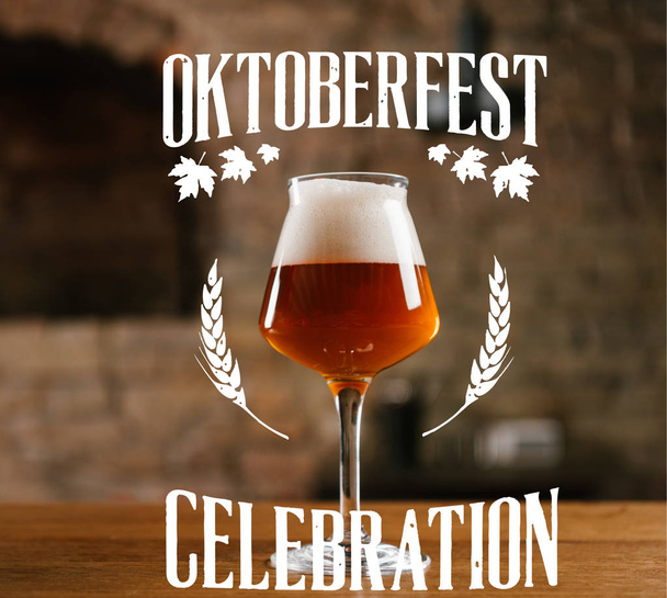 vista ravvicinata di birra fresca fredda in vetro su tavolo di legno in bar con scritta "oktoberfest Celebration"
 - Foto, immagini