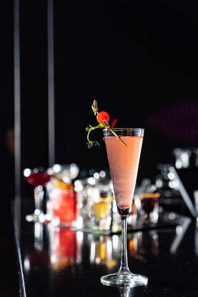 cocktail in the bar, close up - Fotó, kép