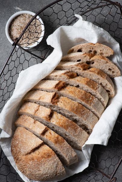 vlakke leggen met gesneden brood van brood op grijs tafelblad - Foto, afbeelding