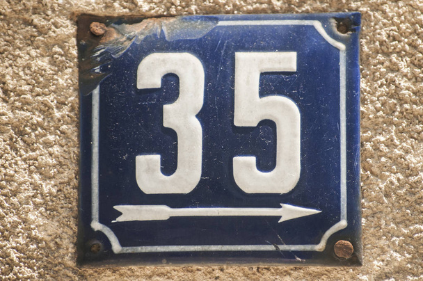 Τετράγωνη μεταλλική ξεπερασμένο grunge εμαγιέ πιάτο του αριθμού των Οδός με αριθμό 35 closeup - Φωτογραφία, εικόνα