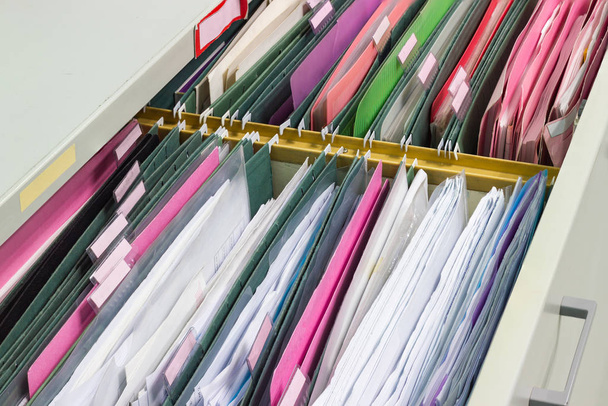 Documento de arquivos de pastas de arquivos pendurados em uma gaveta em uma pilha inteira de papéis completos, no escritório de trabalho Bangkok Thailand Business Concept
  - Foto, Imagem