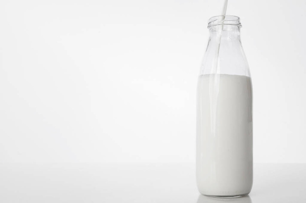 Természetes szerves tejtermék a palackban. - Fotó, kép