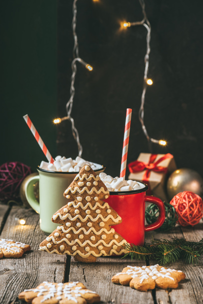deux tasses de cacao de Noël avec guimauves et pain d'épice arbre de Noël
 - Photo, image