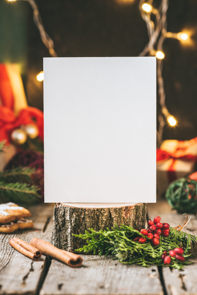 bordo vuoto su ceppo di legno con decorazioni natalizie e ghirlanda leggera
  - Foto, immagini