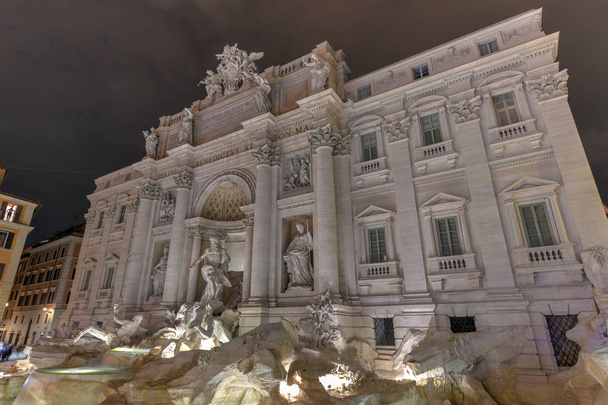 Fontanna di Trevi (Fontana di Trevi) w Rzymie. Trevi to najbardziej słynnej fontanny Rzymu. - Zdjęcie, obraz