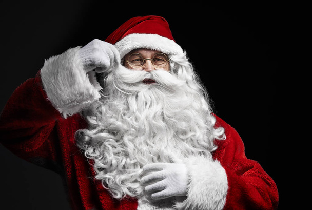 Senior man in santa claus kostuum bij studio opname  - Foto, afbeelding