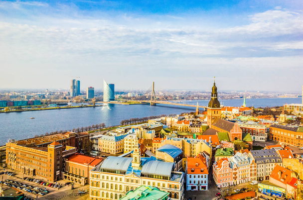 Panoramisch uitzicht van de oude stad met heldere kleurrijke huizen en Riga Dome Cathedral, brug over de rivier Daugava in Riga, Letland. Prachtige skyline, bovenaanzicht. - Foto, afbeelding