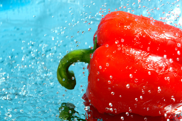 Red pepper in water - Фото, зображення