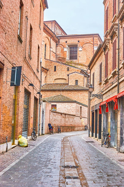 La stretta strada si trova tra le dense abitazioni della città medievale, Ferrara, Italia
 - Foto, immagini