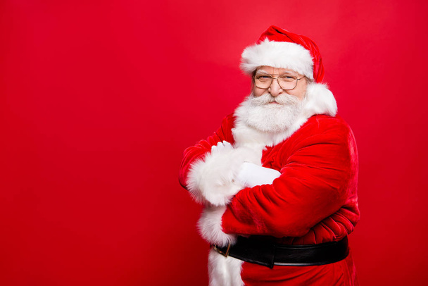 Holly jolly x mass is coming! Portrait of positive aged stylish Santa look at camera stand half turn isolated on bright red background with copy space for text folded cross hands on chests - Foto, Imagem
