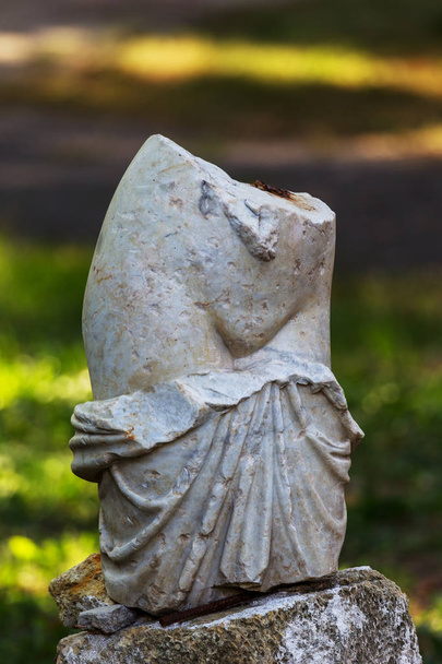 Krásné starožitné nefunkční socha z bílého mramoru nahé mladé dívky. Archeologické vykopávky - fragment z mramoru sochu krásné jemné torzo nahé mladé neznámé mytologické řecké bohyně - Fotografie, Obrázek
